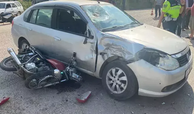 Otomobile çarpan motosikletteki 2 arkadaş ağır yaralandı