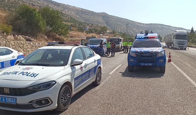 Adıyaman'da kamyonet ile otomobil çarpıştı: 1 ölü, 5 yaralı