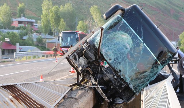 Bingöl’de yan yatan otobüsteki 3 kişi ağır yaralandı