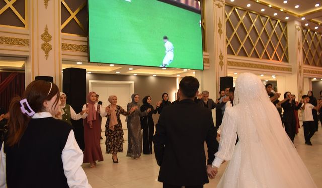 Gelin ve damat düğünde dev ekrandan final maçı izledi