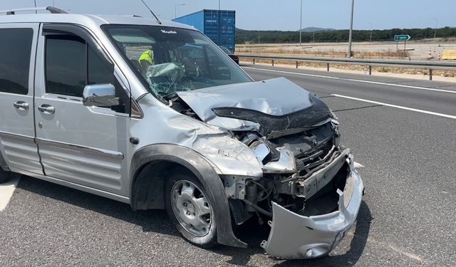 Hafif ticari araç bariyere çarptı; 3 yaralı