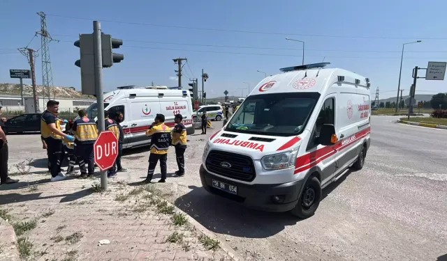 Hasta taşıyan ambulansla otomobil çarpıştı: 2'si sağlık personeli, 5 yaralı