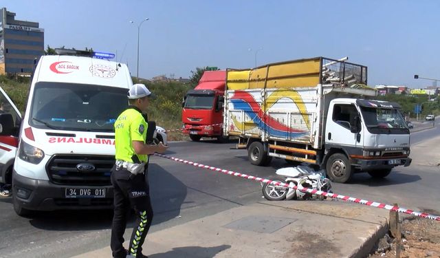 Ümraniye'de kamyonete çarpan motosikletli hayatını kaybetti