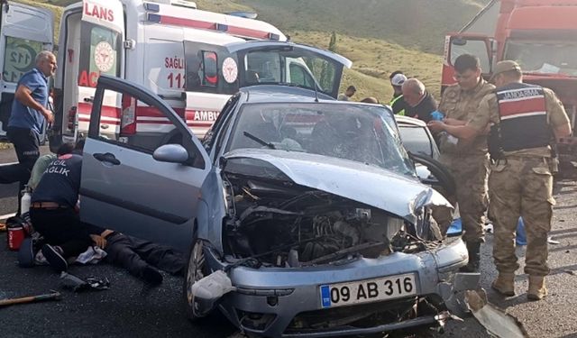 Kars'ta TIR ile otomobil çarpıştı; 1 ölü, 2 yaralı