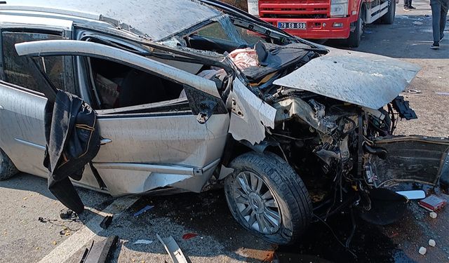Karabük'te karşı şeride savrulan otomobilin camlı vanla çarpıştığı kazada 7 kişi yaralandı