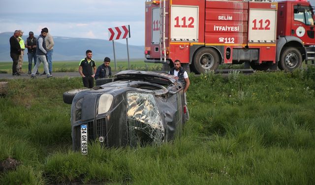 Kars'ta şarampole devrilen hafif ticari araçtaki 5 kişi yaralandı
