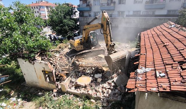 Mamak’ta metruk yapılar güvenlik için tek tek yıkılıyor