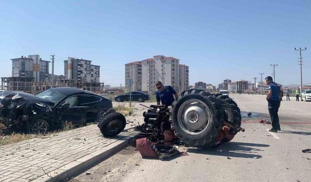 Karaman'da otomobil ile traktörün çarpıştı: 1 kişi öldü