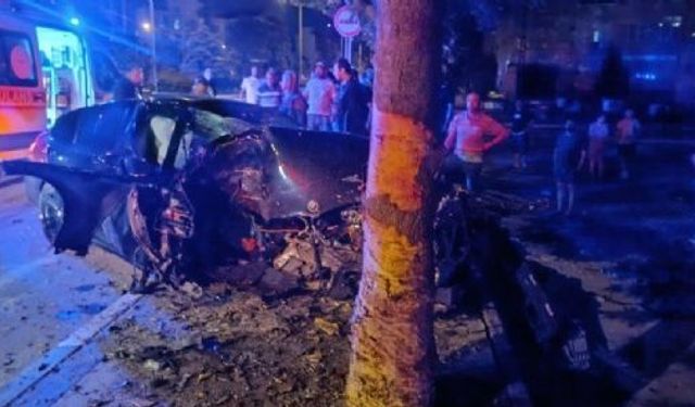 Ağaca çarpan otomobildeki İpek hayatını kaybetti
