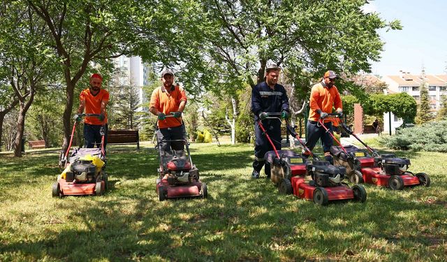 Çankaya’da parklarda yaz temizliğini hızlandırdı