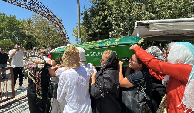 Evinde ölü bulunan Özbek Dinara'nın tabutunu kadınlar taşıdı
