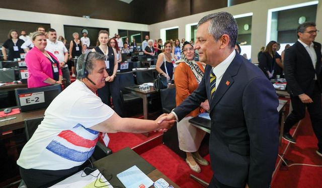 Özgür Özel, Çağrı Merkezi gönüllülerini ziyaret etti