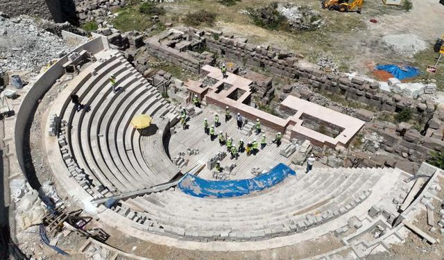 Roma Tiyatrosu, genelev yıkıldıktan sonra gün yüzüne çıktı