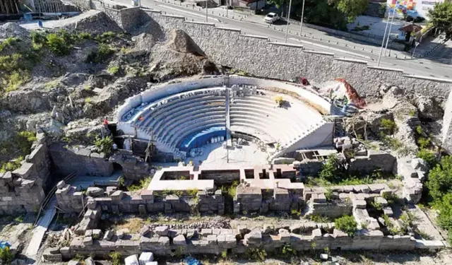 Roma Tiyatrosu yıllarca tinerci ve ayyaşlara terk edilmişti