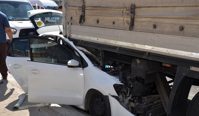 Antalya'da otomobil, TIR’ın altına girdi: Baba, anne ve 2 çocuk yaralandı