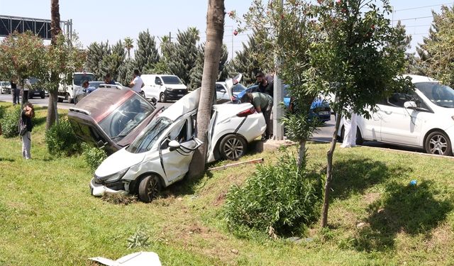 Ticari aracıyla 3 otomobile ve sivil polis aracına çarptı: 2 polis yaralandı