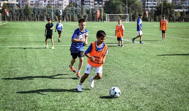 Futbol kursunda çocuklara profesyonel düzeyde eğitim verildi