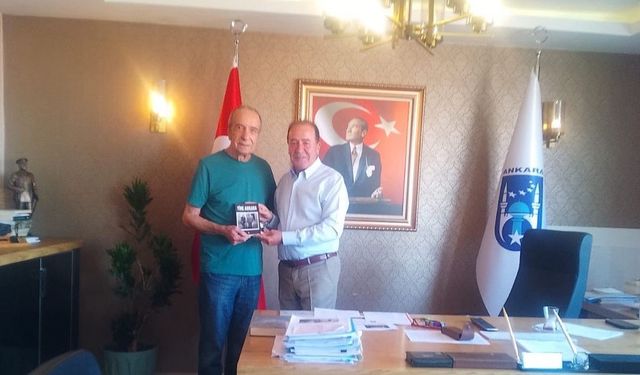 Savaş Sönmez, ‘Yine Ankara’ kitabını Bekir Ödemiş’e takdim etti
