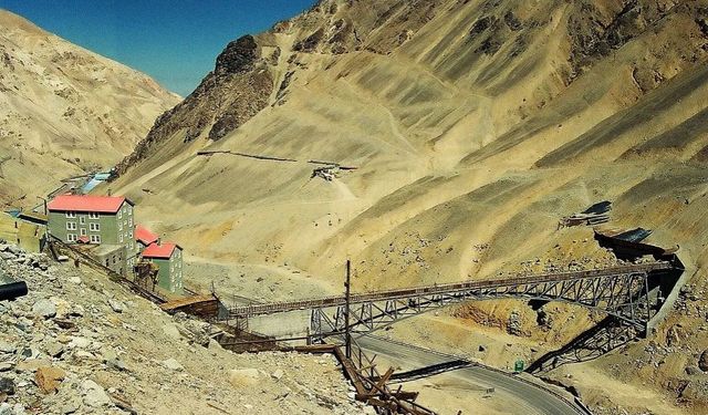 Dünyanın en büyük bakır madeninde göçük: 6 işçi hayatını kaybetti