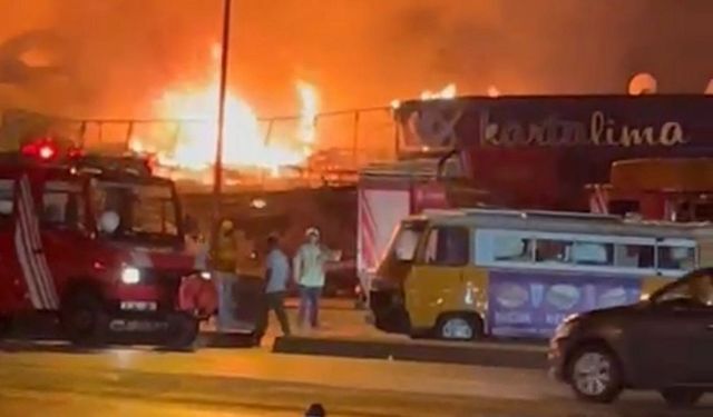 İstanbul’da balıkçı barınağında çıkan yangın 4 restorana sıçradı