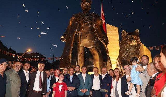 Keçiören’de 30 Ağustos Zafer Anıtı coşkulu bir törenle açıldı