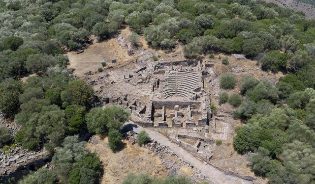 Aigai Antik Kenti'nde 2 bin 200 yıllık güneş saati bulundu