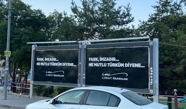 Özgür Özel Emniyetin görseline tepki göstermişti: CHP’li belediyeden Atatürksüz 30 Ağustos bilbordu