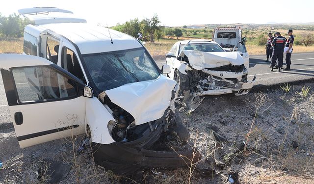 Nevşehir'de otomobil ile hafif ticari araç çarpıştı: 14 yaralı