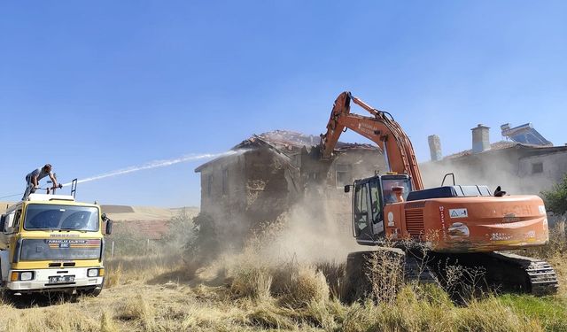 Pursaklar Belediyesi’nden metruk yapılarla kararlı mücadele