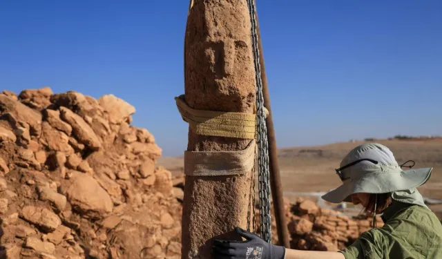 Karahantepe'de insan yüzlü dikilitaş bulundu