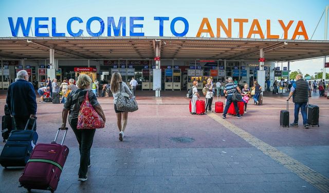 Antalya turizminde yeni 2 rekor; her 4 turistten 1'i Rus