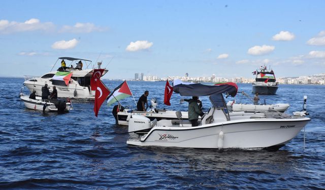 İzmir'de tekneler, Sumud Filosu'na destek için denize açıldı