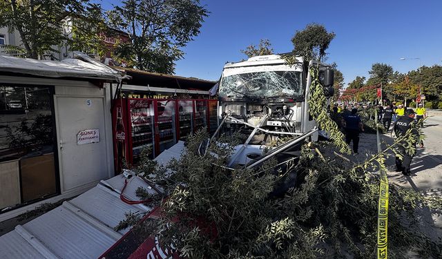 Malatya'da freni arızalanan kamyon 7 konteyner iş yerine çarptı