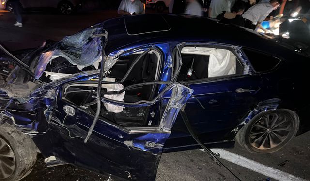 Otomobil, TIR’a arkadan çarptı: 1’i ağır, 5 yaralı