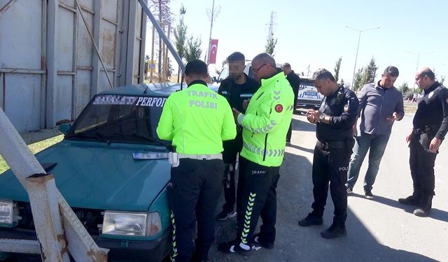 Polisten kaçıp, otomobilini reklam tabelasının arkasına gizledi ancak cezadan kurtulamadı
