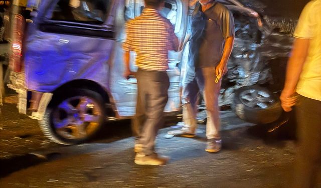 Siirt'te işçileri taşıyan minibüs ile hafif ticari araç çarpıştı: 7 yaralı