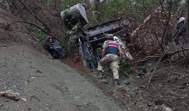 Yol açarken uçuruma yuvarlanan iş makinesinin operatörü öldü