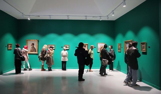 Güzel Sanatlar Fakültesi öğrencileri ‘Zamanın Renkleri’ sergisini ziyaret etti