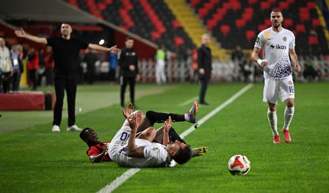 Süper Lig’den yine bir ilk: Kavga devam ederken gol geldi