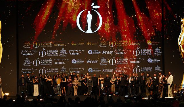 Altın Portakal'a 7 ödülle 'Tavşan İmparatorluğu' damga vurdu