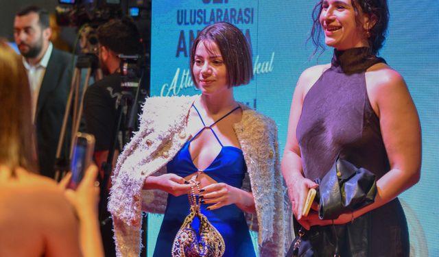 Altın Portakal'ın kırmızı halısında 'şıklık' yarışı
