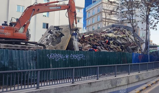 Ankara'da kontrollü yıkım çalışması sırasında bina çöktü; molozlar araçların üzerine düştü