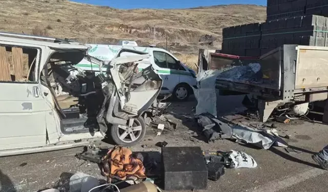 Hafif ticari aracın TIR'a arkadan çarptığı kazada: 3 ölü