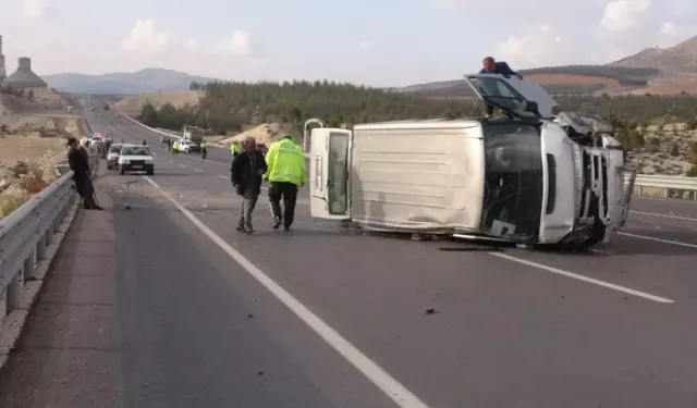Kilis’te hafif ticari araç ile otomobil çarpıştı:3 yaralı