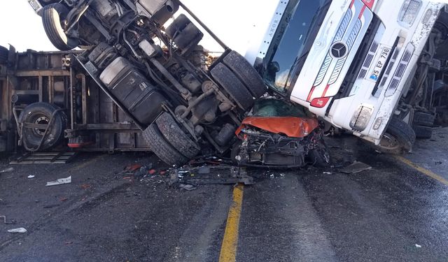 Ardahan'da iki tır ve otomobil çarpıştı