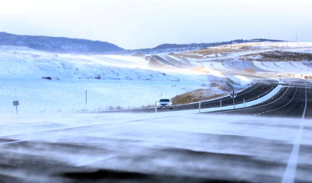 Ardahan-Şavşat kara yolu kar ve tipi nedeniyle araç geçişine kapatıldı