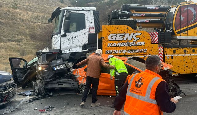 Ankara'da vinç, 13 araca çarptı; 5 yaralı