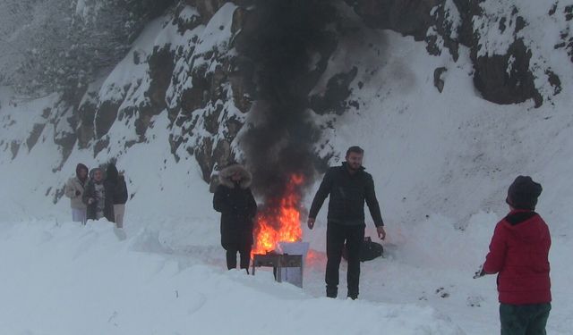 Artvin’de kar nedeniyle araçlar yolda kaldı, sürücüler ateş yakıp ısındı