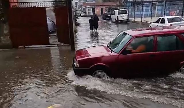 Adana’da sağanak nedeniyle yollar göle döndü