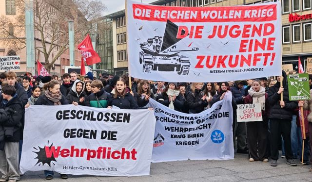 Almanya’da zorunlu askerlik onaylandı, gençler sokakta